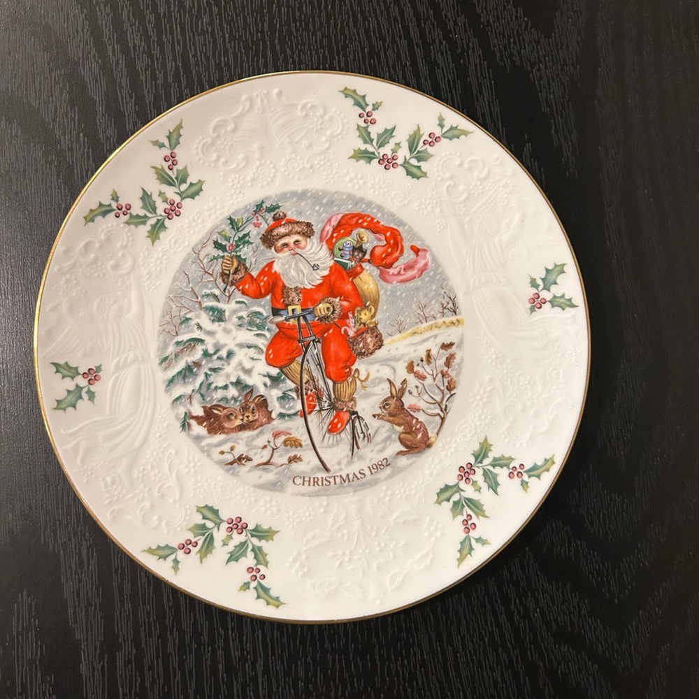 Vintage 1982 Royal Doulton Father Christmas Series 8” Plate 6th in series A4